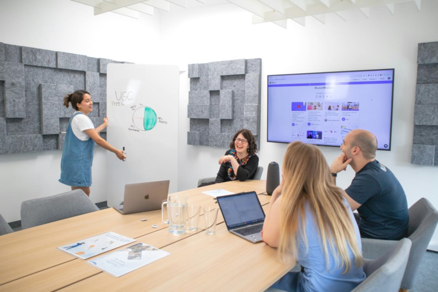 Dashboard di analytics con metriche di traffico e conversioni in tempo reale