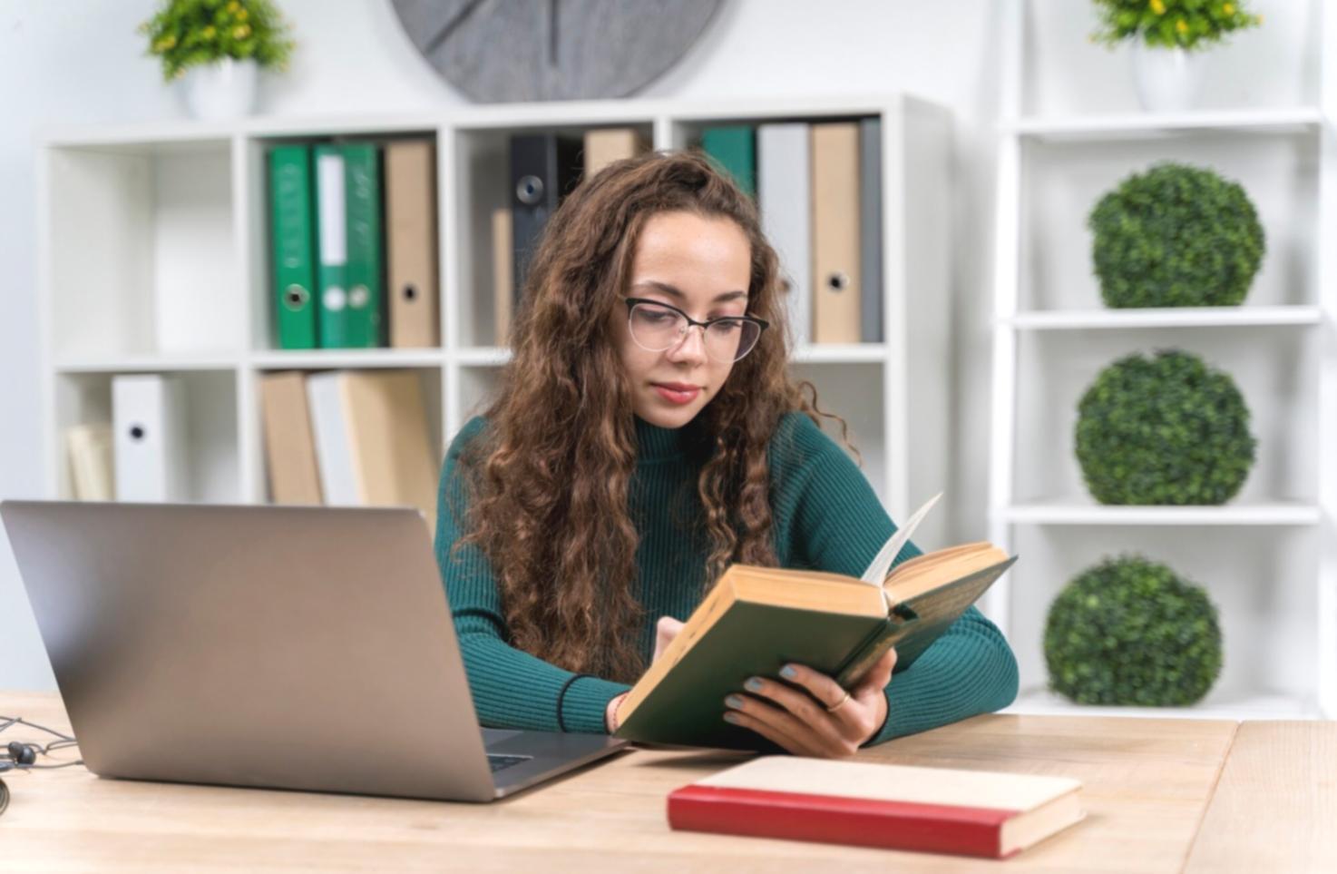 Studente che partecipa a una sessione di apprendimento online con setup professionale