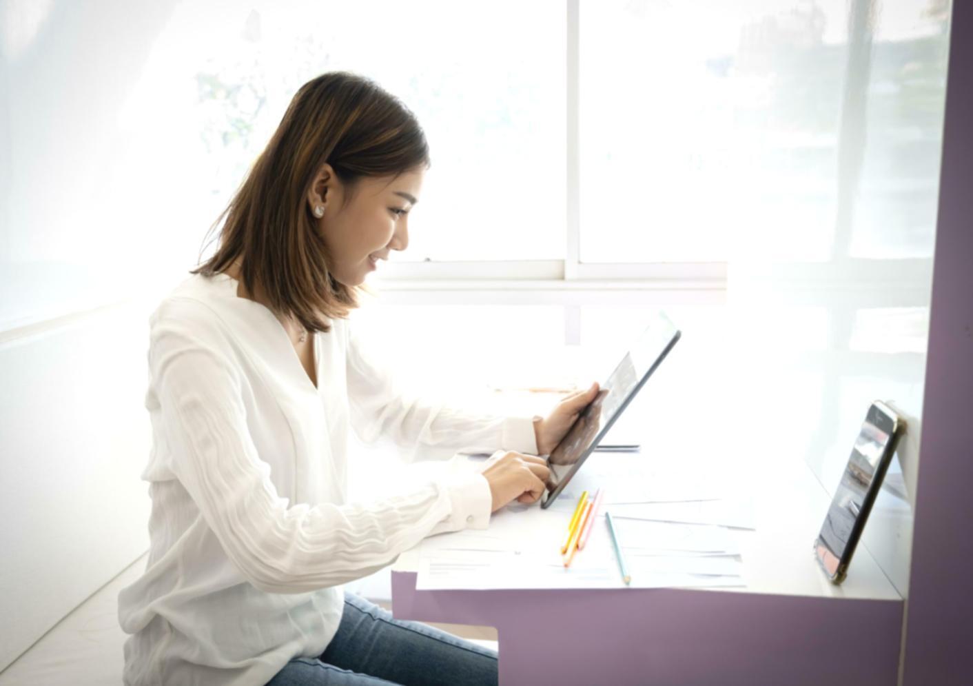 Team di professionisti che analizza strategie di ottimizzazione del traffico web su dispositivi moderni